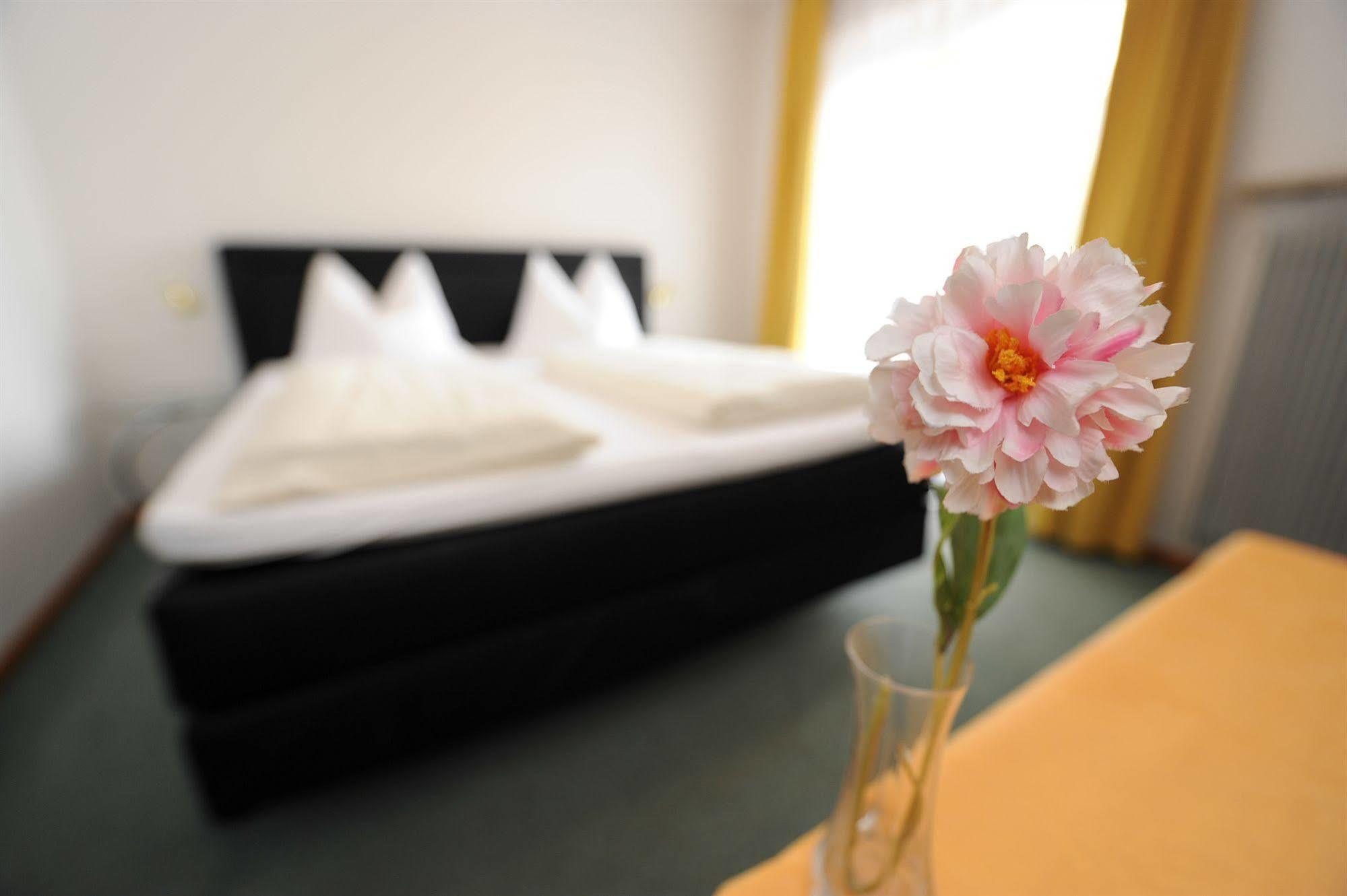 Hotel Pension Schweitzer Silandro Eksteriør bilde